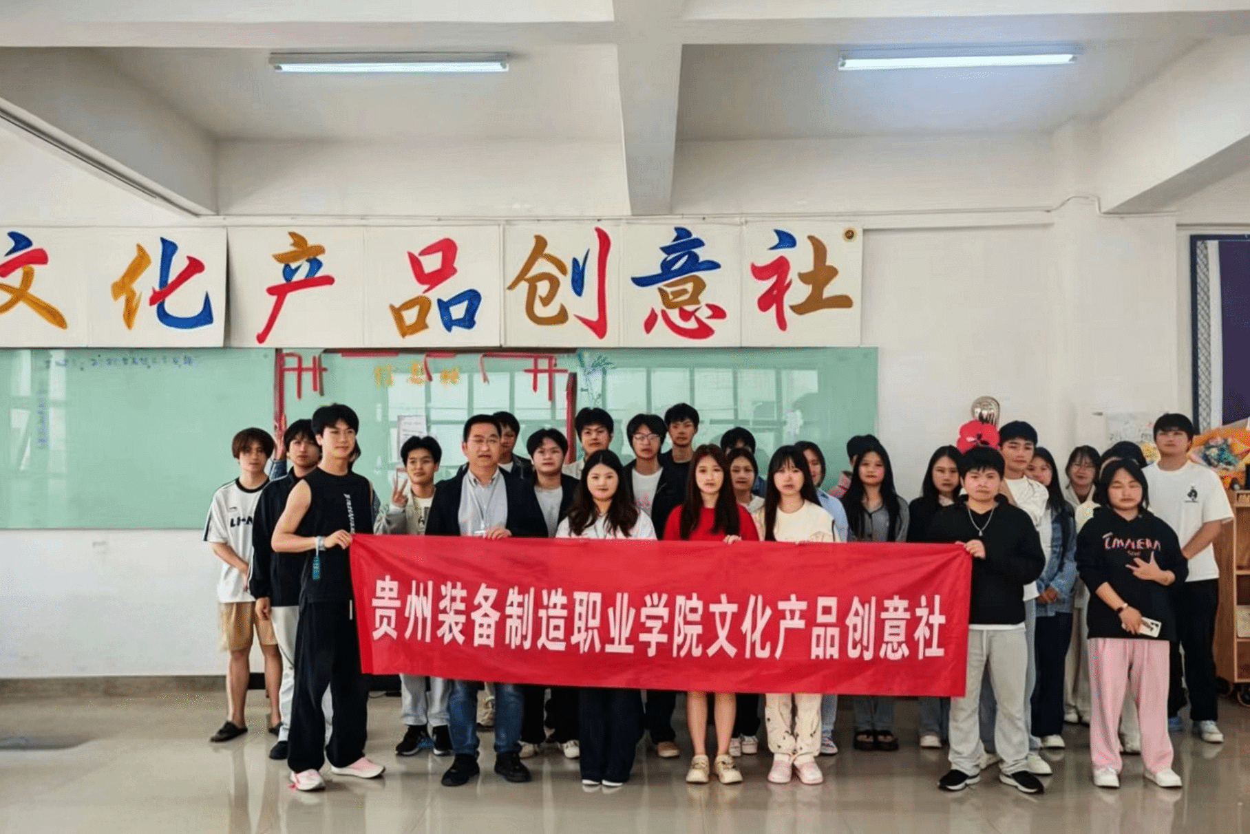 指尖非遗，纸韵匠心——买球官网文化产品创意社开展第四届“缤纷社团·多彩校园”社团文化活动月非遗窗花剪纸体验活动