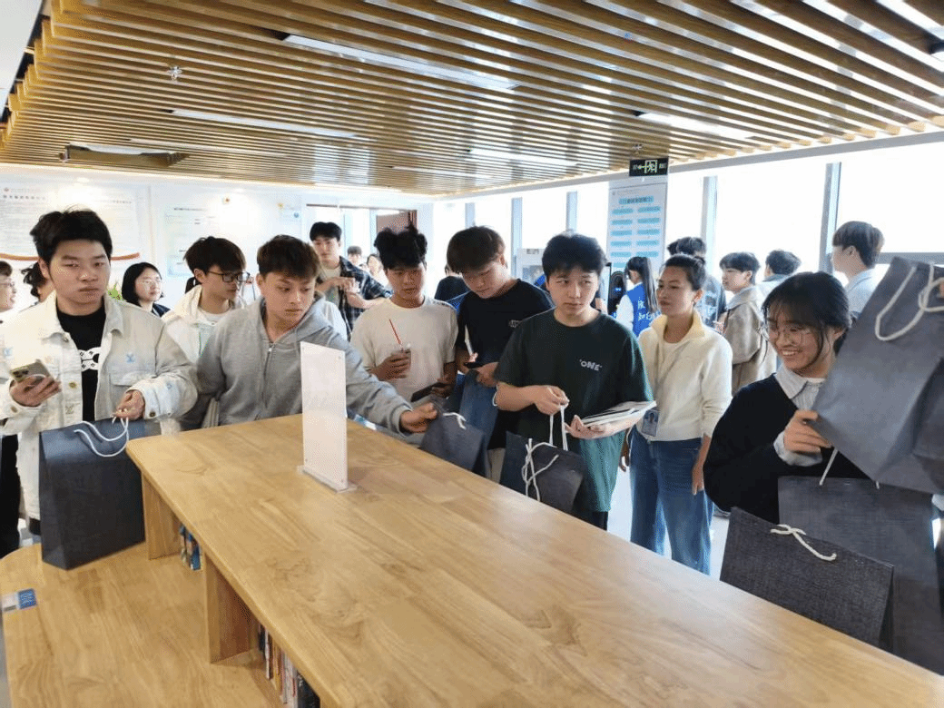阅盲盒·遇新知——图书馆举办世界读书日主题借阅活动